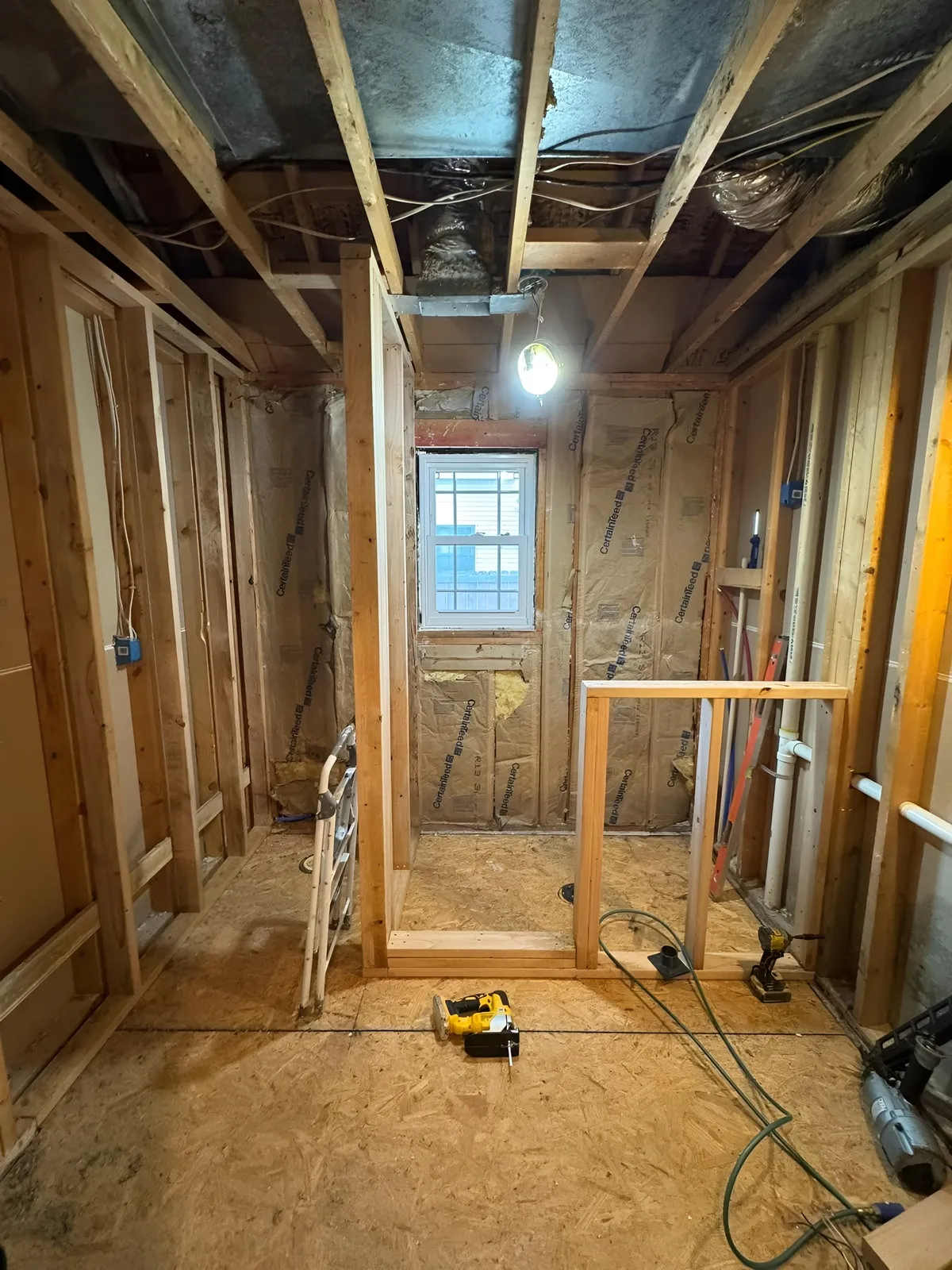Outdated bathroom before the renovation